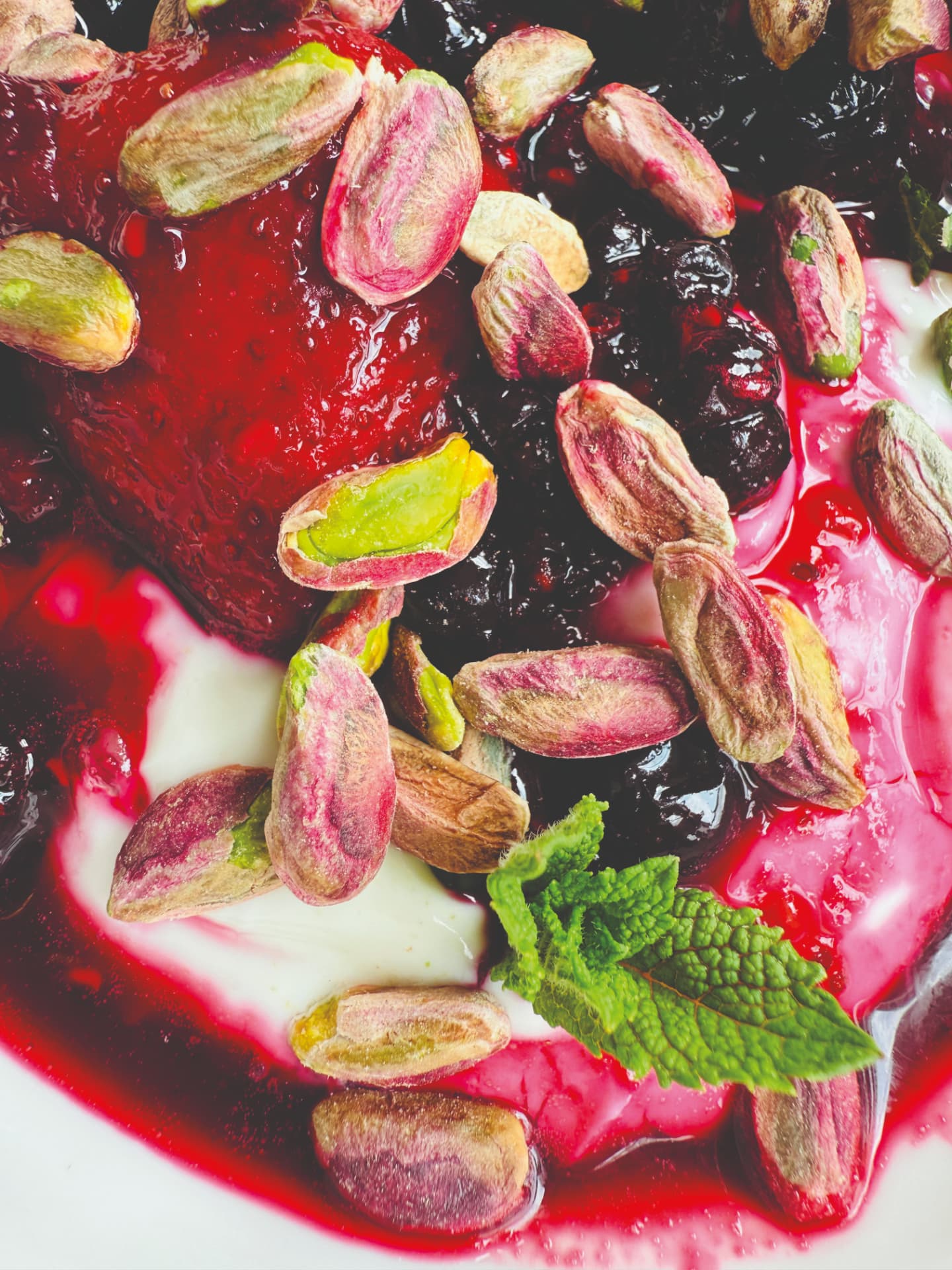Греческий йогурт с ягодами recipe